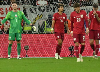 Bramkarz reprezentacji Polski Marcin Bułka (L) po stracie trzeciej bramki podczas meczu grupy B4 piłkarskiej Ligi Narodów ze Szwecją. Fot. PAP/Piotr Nowak