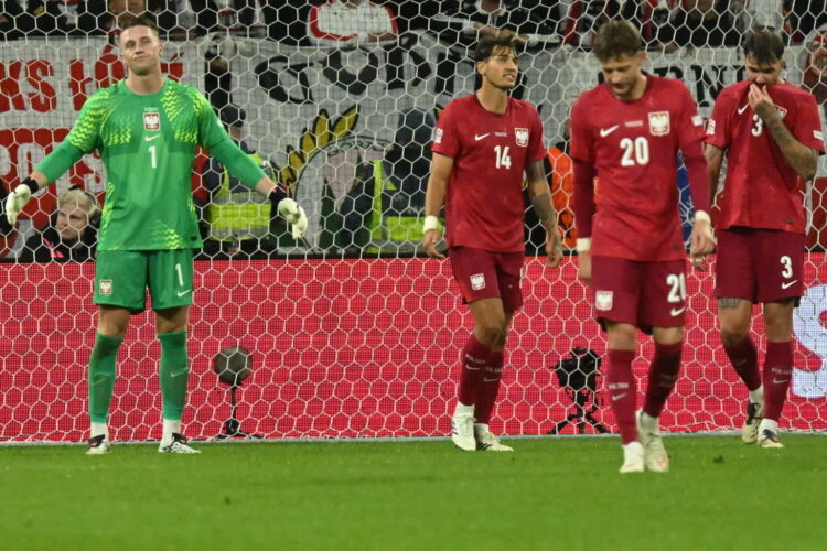 Bramkarz reprezentacji Polski Marcin Bułka (L) po stracie trzeciej bramki podczas meczu grupy B4 piłkarskiej Ligi Narodów ze Szwecją. Fot. PAP/Piotr Nowak