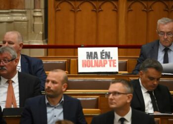 Na miejscu posła Miklosa Sesztaka w Zgromadzeniu Narodowym w Budapeszcie, widnieje plakat z napisem „Dzisiaj ja, jutro ty”. Sesztak został zatrzymany w budapeszteńskiej siedzibie Centralnej Prokuratury Śledczej Fot. PAP/EPA/Boglarka Bodnar