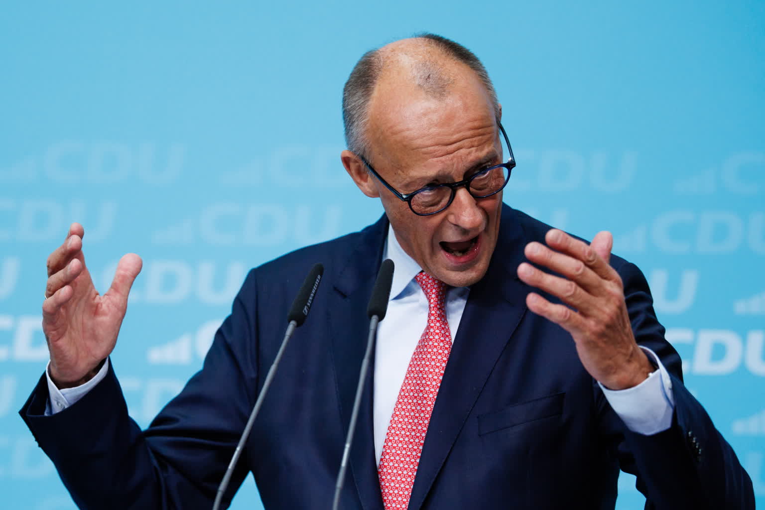 Ruszyły wybory lokalne w Niemczech. Ważą się losy Merza