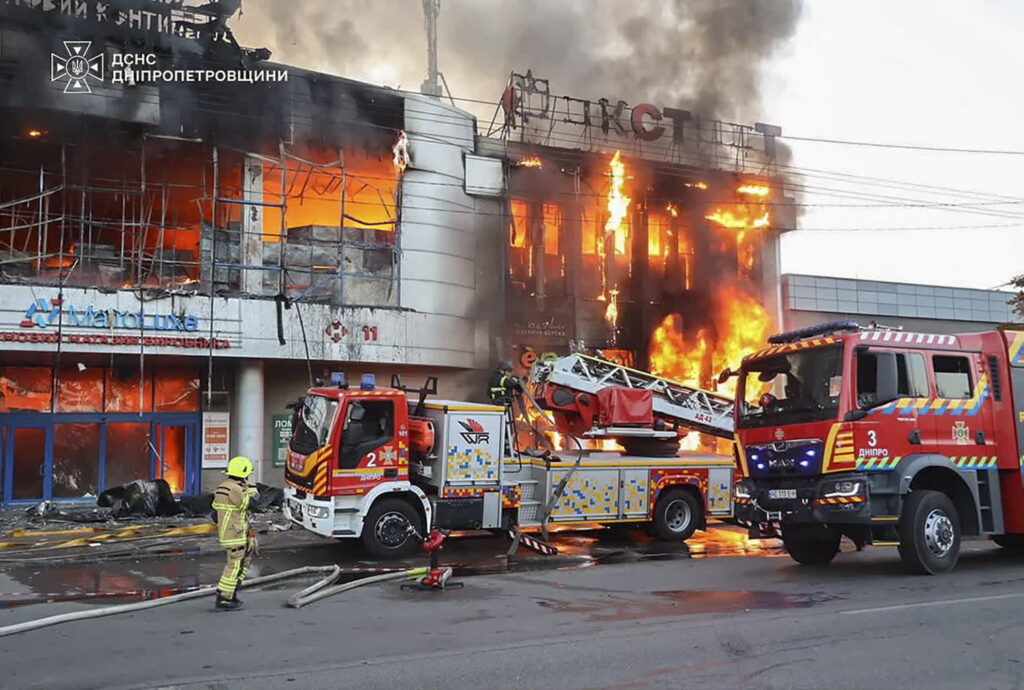 Rosyjskie uderzenie w centrum handlowe na terenie dzielnicy mieszkalnej w Dnieprze na Ukrainie (19 września). Fot. PAP/EPA/STATE EMERGENCY SERVICE HANDOUT