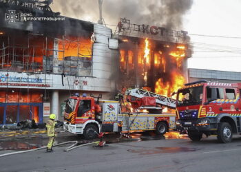 Rosyjskie uderzenie w centrum handlowe na terenie dzielnicy mieszkalnej w Dnieprze na Ukrainie (19 września). Fot. PAP/EPA/STATE EMERGENCY SERVICE HANDOUT