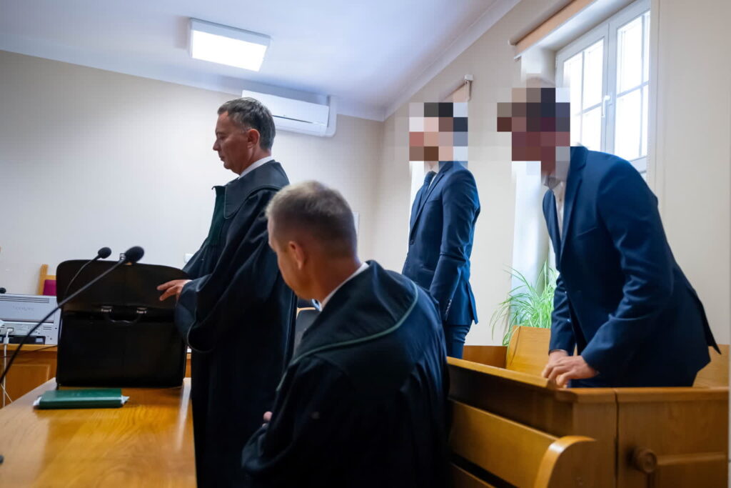 Oskarżeni Marek G. (P-góra) i Igor K. (L-góra) na sali Sądu Rejonowego w Wolsztynie. Fot. PAP/Jakub Kaczmarczyk