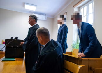 Oskarżeni Marek G. (P-góra) i Igor K. (L-góra) na sali Sądu Rejonowego w Wolsztynie. Fot. PAP/Jakub Kaczmarczyk