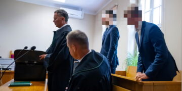 Oskarżeni Marek G. (P-góra) i Igor K. (L-góra) na sali Sądu Rejonowego w Wolsztynie. Fot. PAP/Jakub Kaczmarczyk