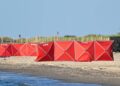 Miejsce znalezienia wojskowego bezzałogowca na plaży w Rusinowie. Fot. PAP/Marcin Bielecki