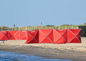 Miejsce znalezienia wojskowego bezzałogowca na plaży w Rusinowie. Fot. PAP/Marcin Bielecki