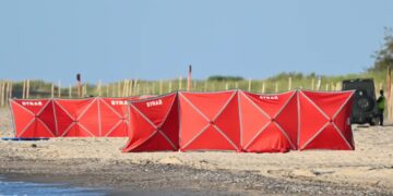 Miejsce znalezienia wojskowego bezzałogowca na plaży w Rusinowie. Fot. PAP/Marcin Bielecki
