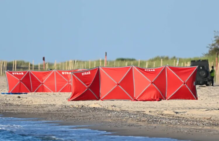 Miejsce znalezienia wojskowego bezzałogowca na plaży w Rusinowie. Fot. PAP/Marcin Bielecki