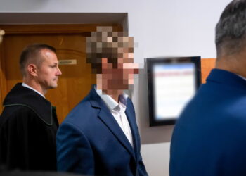Oskarżony Marek G. (C) na korytarzu Sądu Rejonowego w Wolsztynie. Fot. PAP/Jakub Kaczmarczyk
