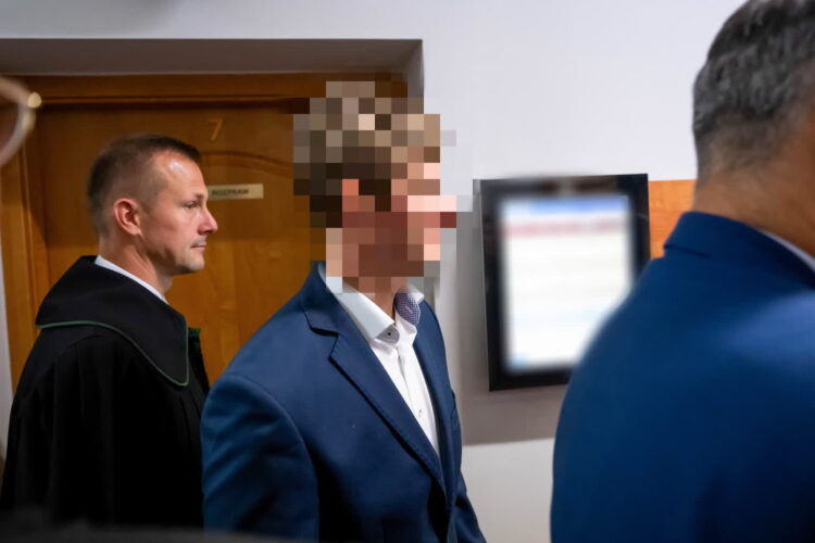 Oskarżony Marek G. (C) na korytarzu Sądu Rejonowego w Wolsztynie. Fot. PAP/Jakub Kaczmarczyk