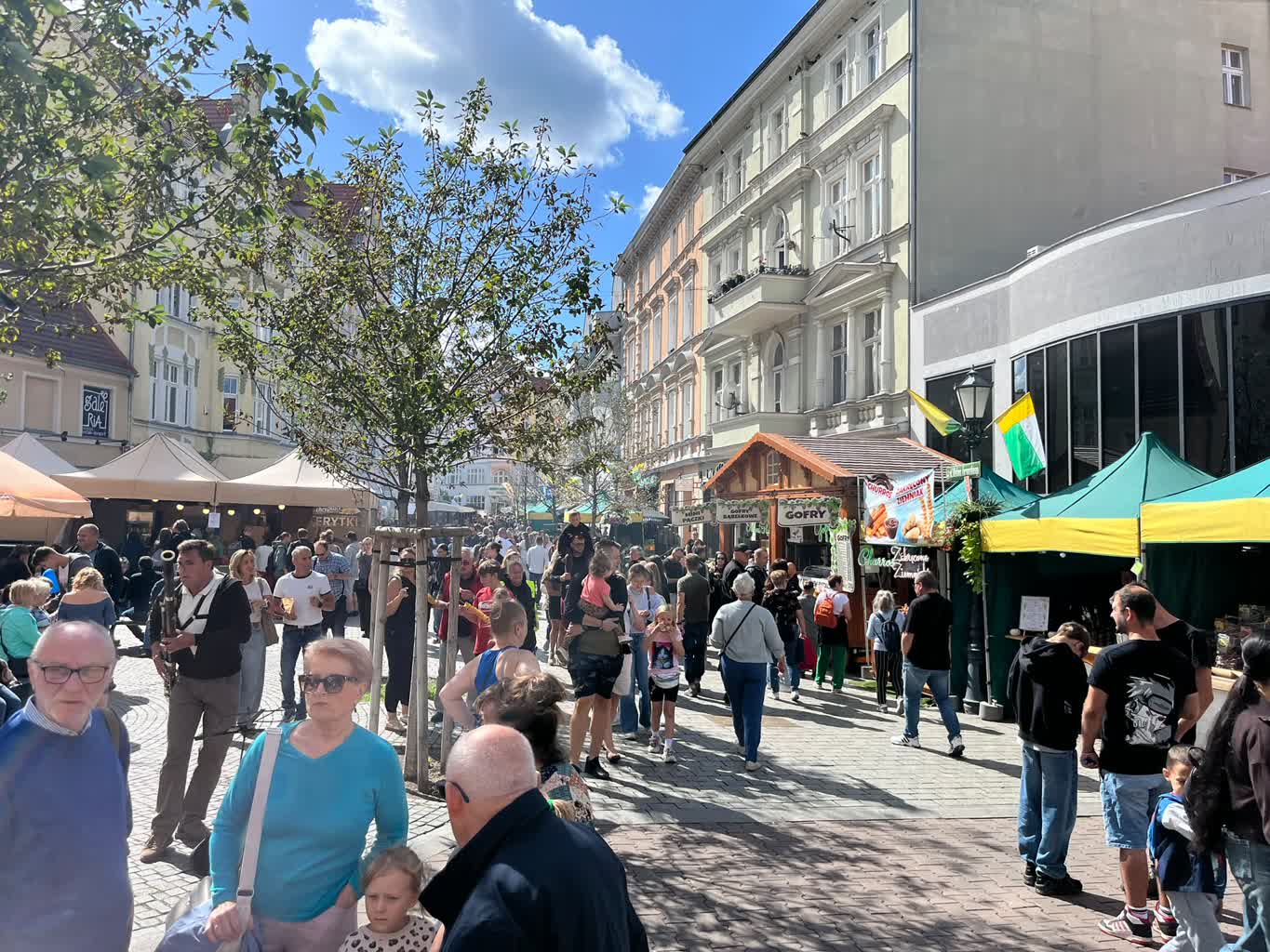 Winobranie trwa w najlepsze. Tysiące ludzi na deptaku