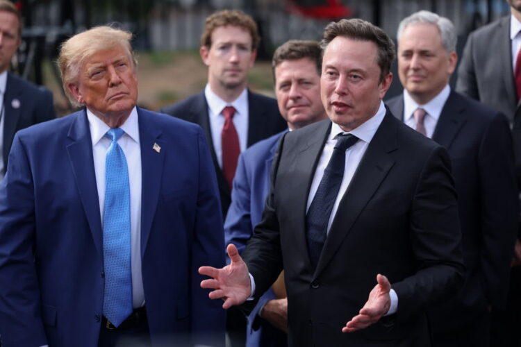Prezydent Donald Trump i Elon Musk-dyrektor generalny firm Tesla, X i SpaceX po spotkaniu z przedstawicielami sektora technologicznego w Białym Domu w Waszyngtonie, poświęconym kwestii superinteligencji. Fot. PAP/EPA/Tierney L. Cross / POOL