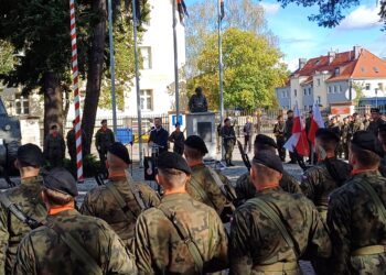 Apel z okazji Święta Żołnierza Rezerwy na Skwerze Czołgisty w Żaganiu (fot. Piotr Bakselerowicz)
