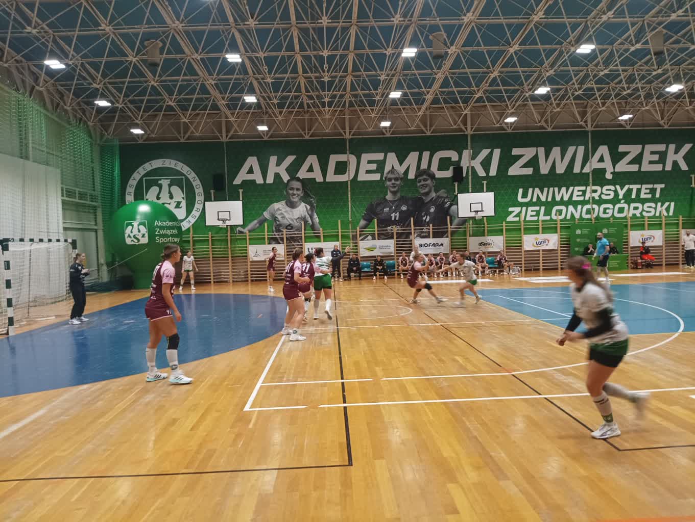 AZS wygrywa w meczu na szczycie