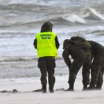 Żołnierze w miejscu znalezienia na plaży w Karwi fragmentów niezidentyfikowanego obiektu latającego. Fot. PAP/Andrzej Jackowski