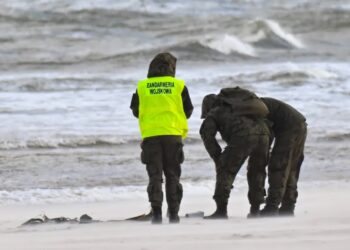 Żołnierze w miejscu znalezienia na plaży w Karwi fragmentów niezidentyfikowanego obiektu latającego. Fot. PAP/Andrzej Jackowski