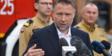 Minister spraw wewnętrznych i administracji Marcin Kierwiński (C) oraz komendant główny PSP nadbryg. Wojciech Kruczek (L). Fot. PAP/Adam Warżawa