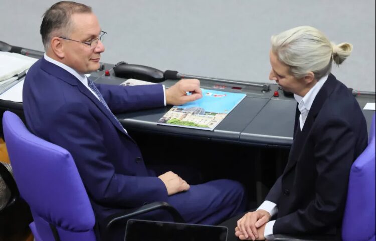Liderzy AfD Tino Chrupalla i Alice Weidel. Fot. PAP/EPA/HANNIBAL HANSCHKE