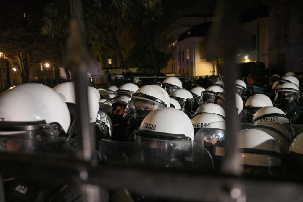 WARSZAWA POLICJA NA TERENIE TK. Fot. PAP/Marcin Obara