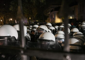 WARSZAWA POLICJA NA TERENIE TK. Fot. PAP/Marcin Obara