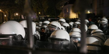 WARSZAWA POLICJA NA TERENIE TK. Fot. PAP/Marcin Obara