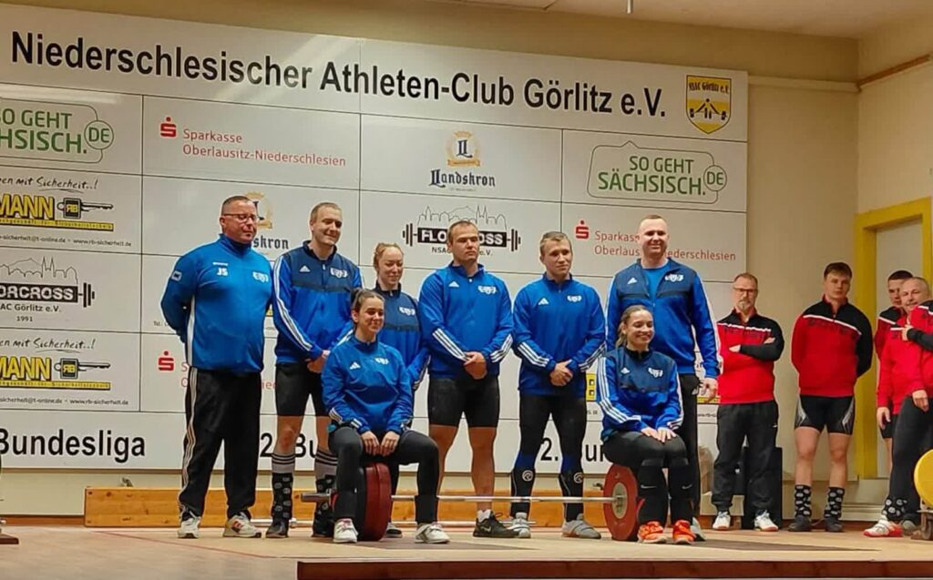 Jakub Orłowski trzeci z prawej w niebieskim dresie (fot. materiały zawodnika)