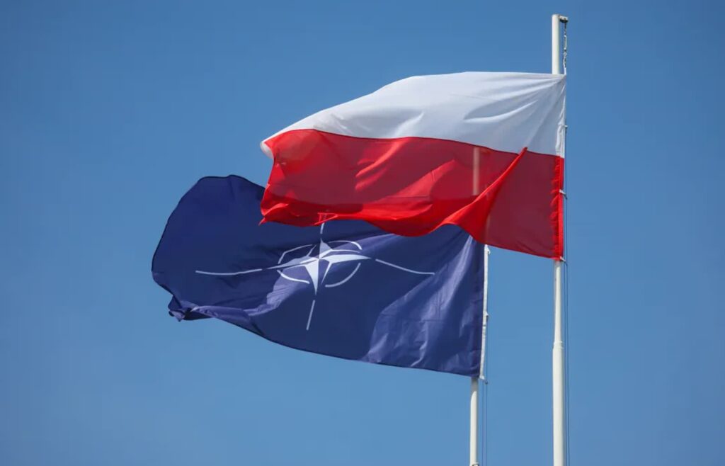 Flagi NATO i Polski Fot. PAP/Leszek Szymański
