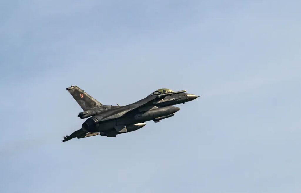 Samolot F-16. Fot. PAP/Jakub Kaczmarczyk