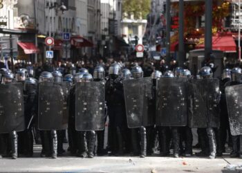 Francuska policja podczas zamieszek, fot. PAP/EPA/YOAN VALAT