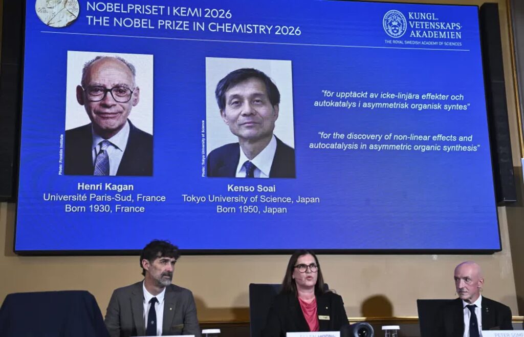 Henri B. Kagan i Kenso Soai ogłoszeni laureatami Nagrody Nobla z chemii. Fot. PAP/ EPA/FREDRIK SANDBERG