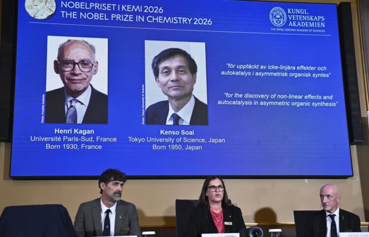 Henri B. Kagan i Kenso Soai ogłoszeni laureatami Nagrody Nobla z chemii. Fot. PAP/ EPA/FREDRIK SANDBERG