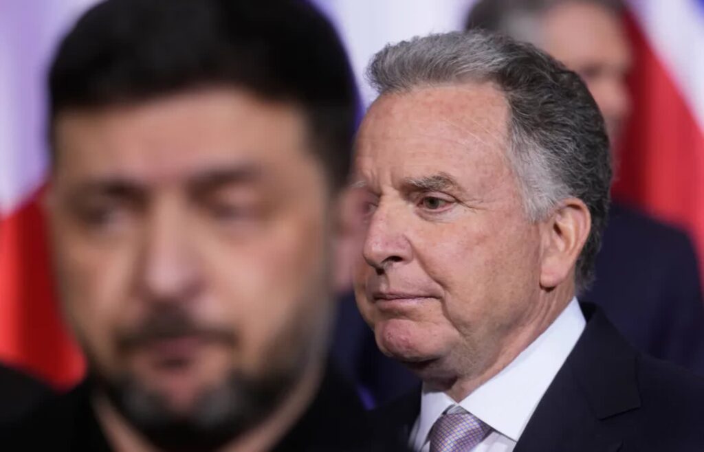 Prezydent Ukrainy Wołodymyr Zełenski i przedstawiciele USA odpowiedzialni za negocjacje dotyczące rozejmu Steve Witkoff. Fot. PAP/EPA/MARKUS SCHREIBER / POOL