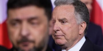 Prezydent Ukrainy Wołodymyr Zełenski i przedstawiciele USA odpowiedzialni za negocjacje dotyczące rozejmu Steve Witkoff. Fot. PAP/EPA/MARKUS SCHREIBER / POOL