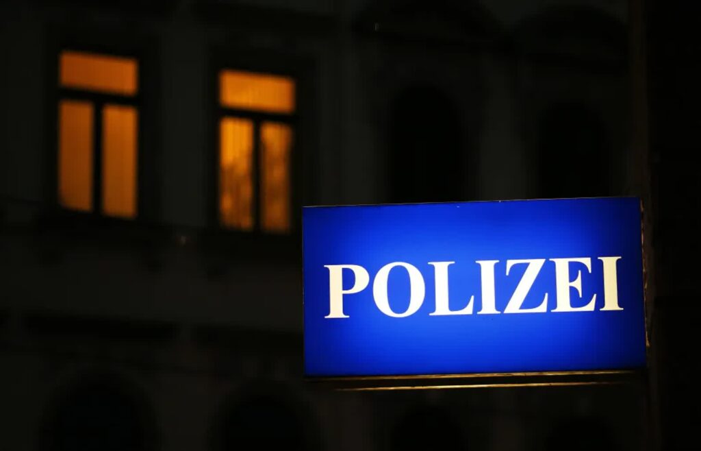 Niemiecki sąd zdecydował o areszcie dla dwóch obywateli Turcji zatrzymanych ws. podpalenia stacji Starlink. Fot. PAP/EPA/ JAN WOITAS