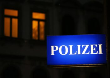 Niemiecki sąd zdecydował o areszcie dla dwóch obywateli Turcji zatrzymanych ws. podpalenia stacji Starlink. Fot. PAP/EPA/ JAN WOITAS