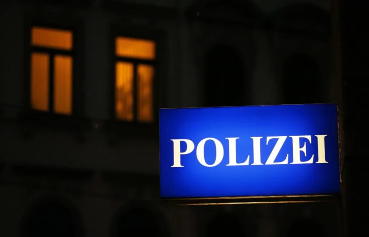 Niemiecki sąd zdecydował o areszcie dla dwóch obywateli Turcji zatrzymanych ws. podpalenia stacji Starlink. Fot. PAP/EPA/ JAN WOITAS