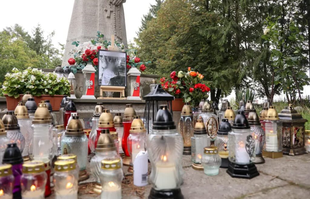 Znicze w miejscu ataku na terenie Jarosławskiego Opactwa przy ulicy Benedyktyńskiej. Fot. PAP/Art Service