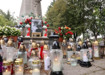 Znicze w miejscu ataku na terenie Jarosławskiego Opactwa przy ulicy Benedyktyńskiej. Fot. PAP/Art Service