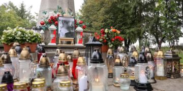 Znicze w miejscu ataku na terenie Jarosławskiego Opactwa przy ulicy Benedyktyńskiej. Fot. PAP/Art Service