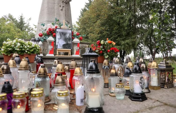 Znicze w miejscu ataku na terenie Jarosławskiego Opactwa przy ulicy Benedyktyńskiej. Fot. PAP/Art Service