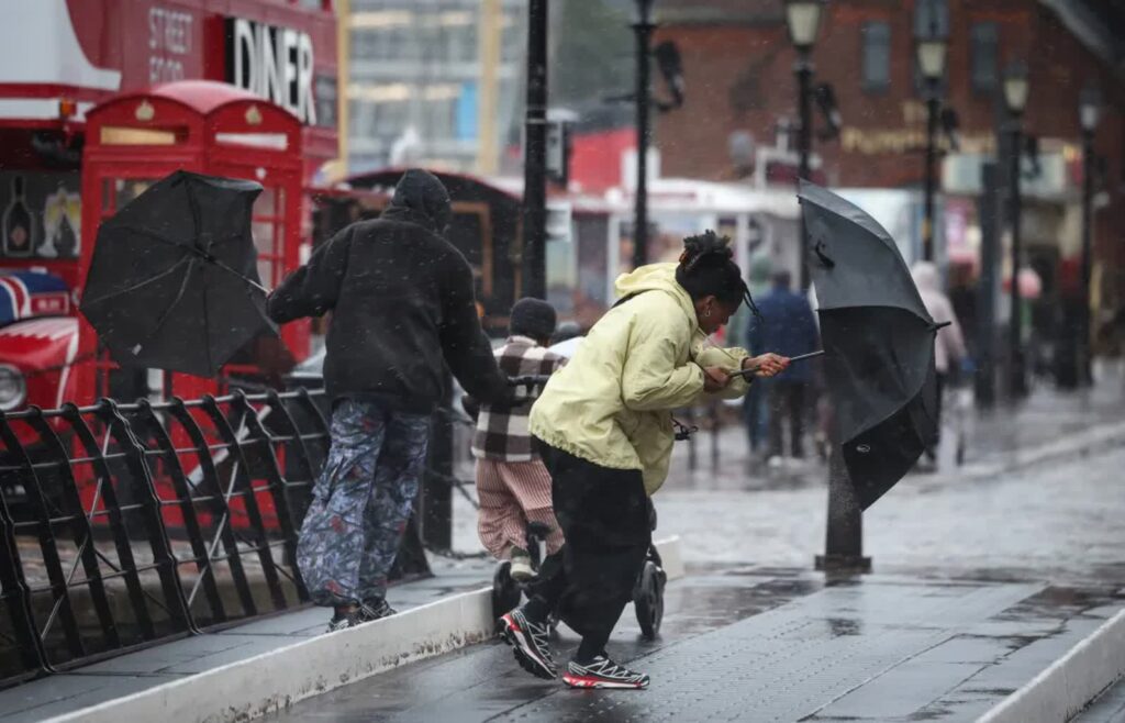 Brytyjski urząd meteorologiczny zalecił mieszkańcom, aby w miarę możliwości pozostali w domach. Fot. PAP/EPA/ADAM VAUGHAN