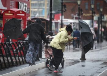 Brytyjski urząd meteorologiczny zalecił mieszkańcom, aby w miarę możliwości pozostali w domach. Fot. PAP/EPA/ADAM VAUGHAN