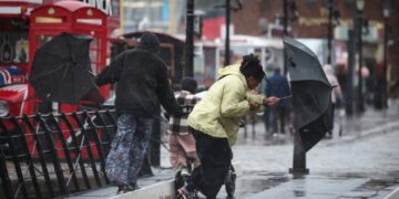 Brytyjski urząd meteorologiczny zalecił mieszkańcom, aby w miarę możliwości pozostali w domach. Fot. PAP/EPA/ADAM VAUGHAN
