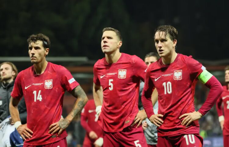 Piłkarze reprezentacji Polski (od lewej): Jakub Kiwior, Jan Bednarek i Piotr Zieliński. Fot. PAP/Leszek Szymański