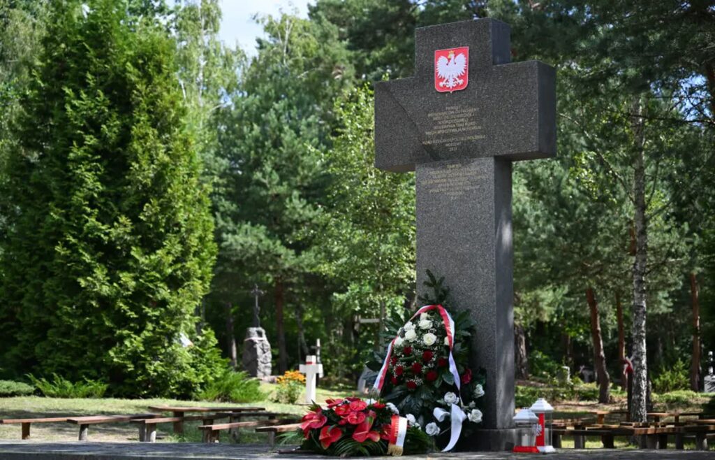Pomnik ofiar UPA na cmentarzu w Ostrówkach w obwodzie wołyńskim. Fot. PAP/ Wojtek Jargiło