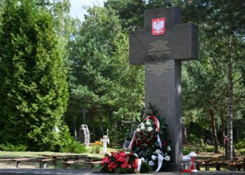 Pomnik ofiar UPA na cmentarzu w Ostrówkach w obwodzie wołyńskim. Fot. PAP/ Wojtek Jargiło