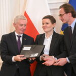 WARSZAWA MKIDN PRZEKAZANIE DOKUMENTÓW Z AUKCJI W NEUSS. Fot. PAP/Marcin Obara