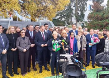 Wybory uzupełniające do Senatu. Wiec poparcia dla Zdzisławy Różańskiej, wdowy po zmarłym generale (fot. Piotr Bakselerowicz)
