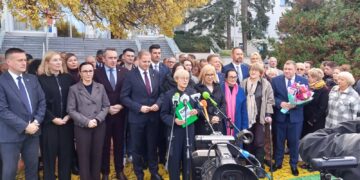 Wybory uzupełniające do Senatu. Wiec poparcia dla Zdzisławy Różańskiej, wdowy po zmarłym generale (fot. Piotr Bakselerowicz)